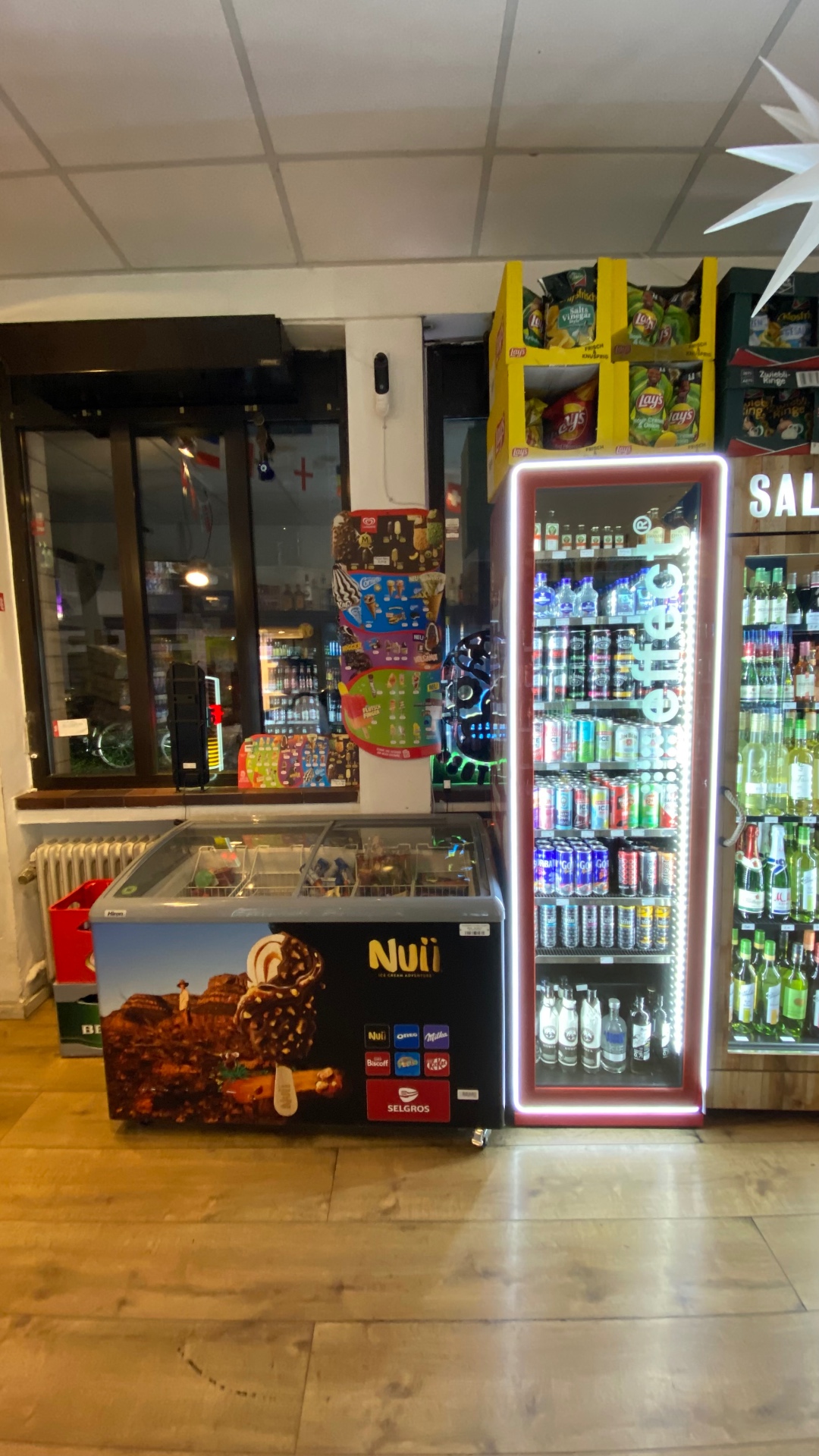 Kühltruhen mit Eis und kalten Getränken