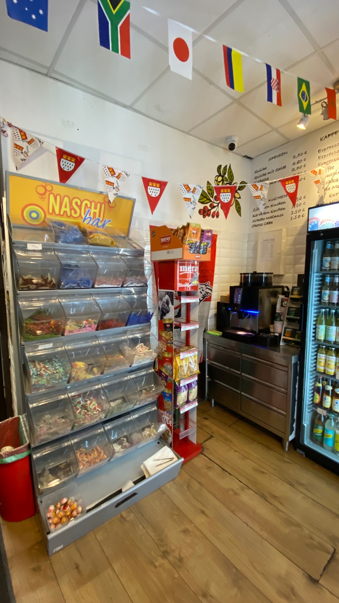 Naschbar mit Süßigkeiten und Kaffeeautomat im Kiosk