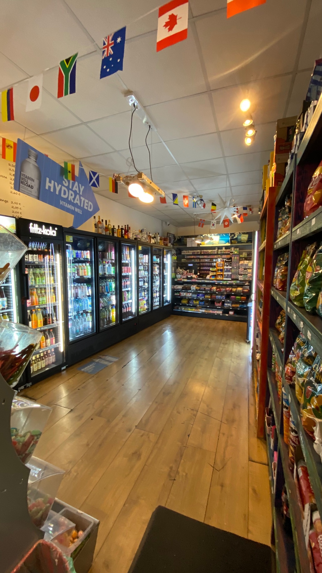 Blick durch den Laden mit Getränkekühlung und Snackregalen